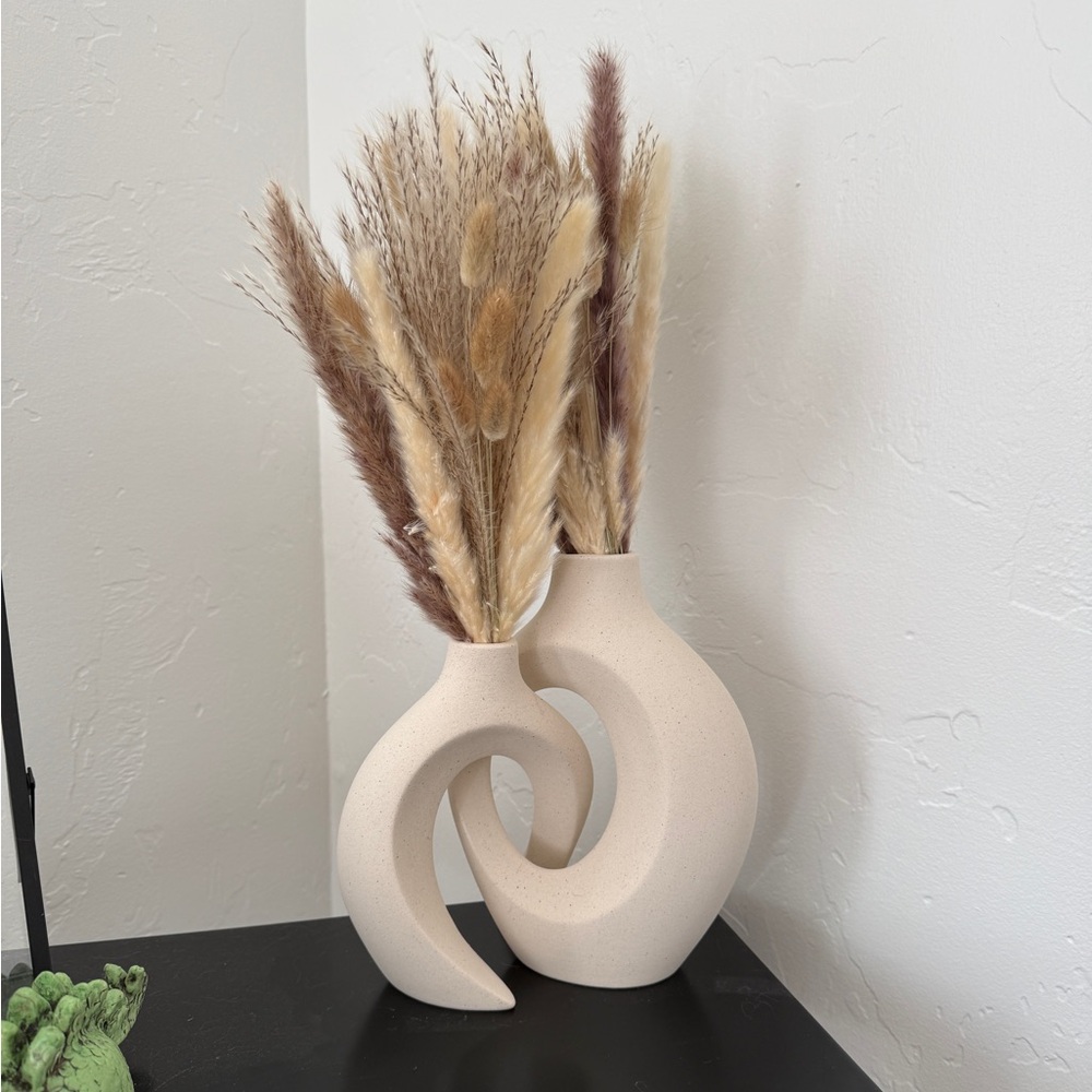 Intertwined decorative vases